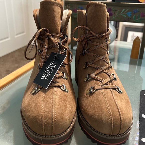 NWT UGG Waterproof Boots - Size 7 1/2 - Picture 2 of 6